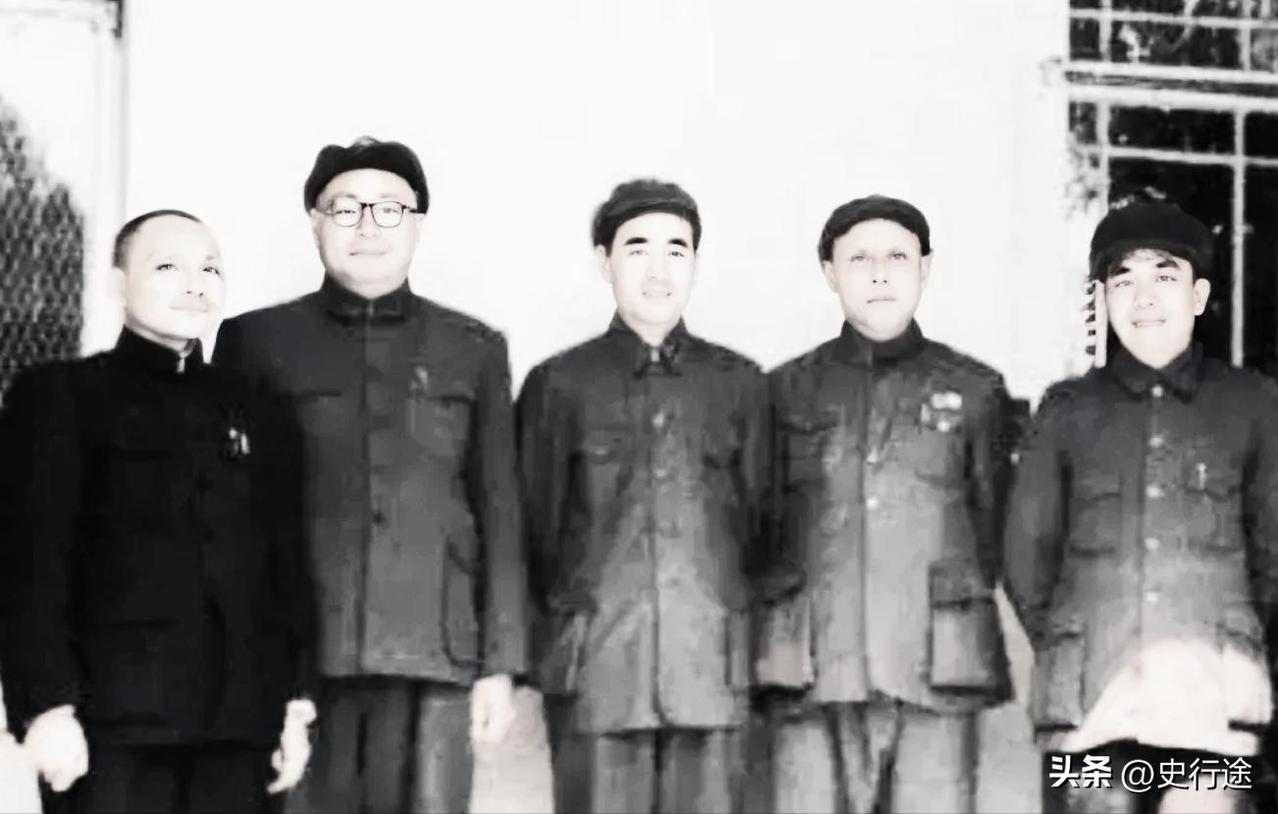 1949年，邓小平、刘伯承、林彪、邓子恢、谭政合影留念。


1949年的那张合