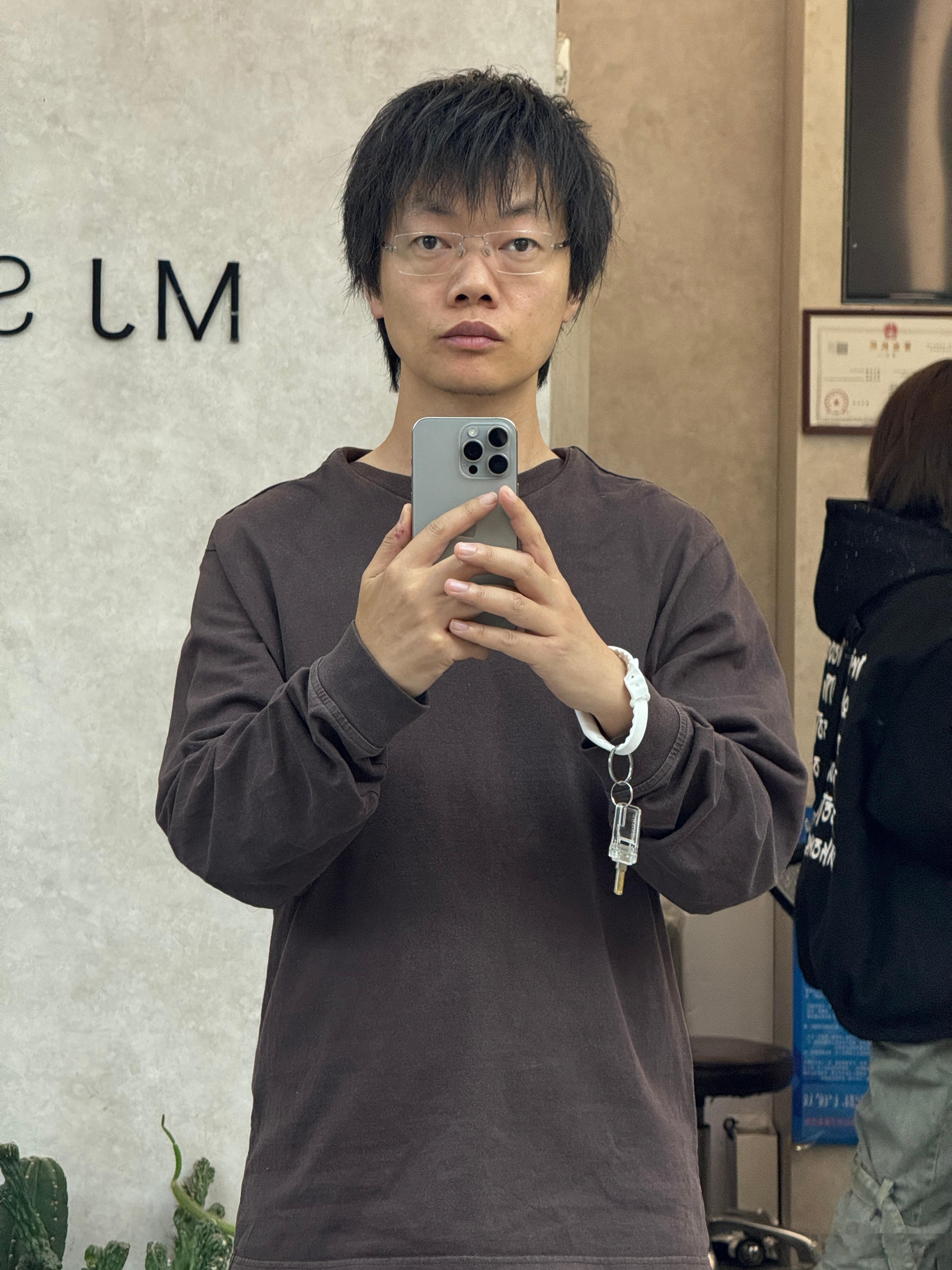 又来开烫发盲盒了，托尼说这是凌乱美…我觉得是不是有点乱啊 ​​​