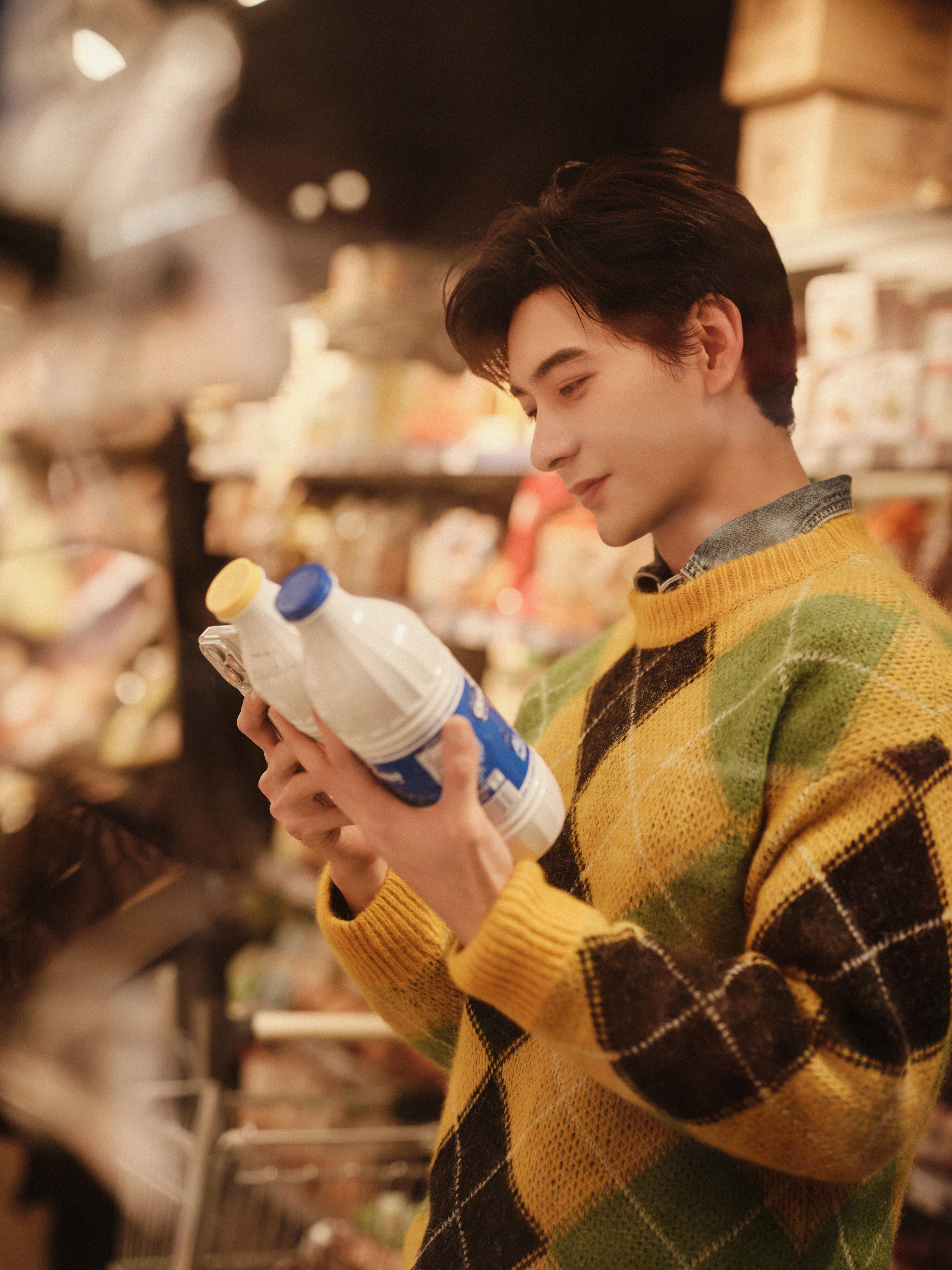 如果陈星旭用这双眼看我  那必须愿意变成他手里的一切小物件，小杂志、小灯笼、小蝴