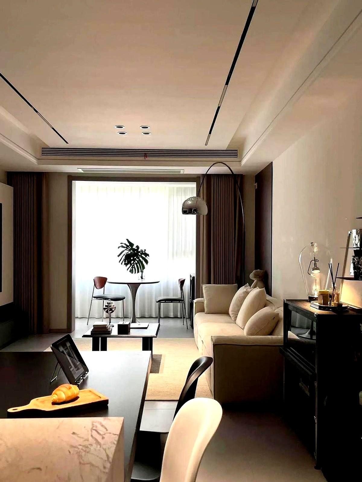 “你干脆把灶台搬到客厅算了！”我妈把抹布一甩，油星子还没落地，战争先爆发。

那