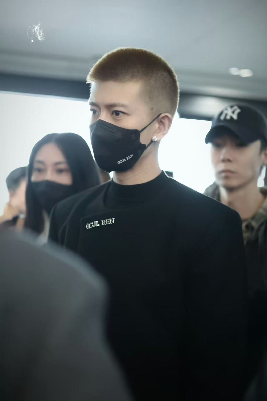 任嘉伦寸头配耳钉造型任嘉伦黄毛寸头造型任嘉伦寸头配耳钉太A了 