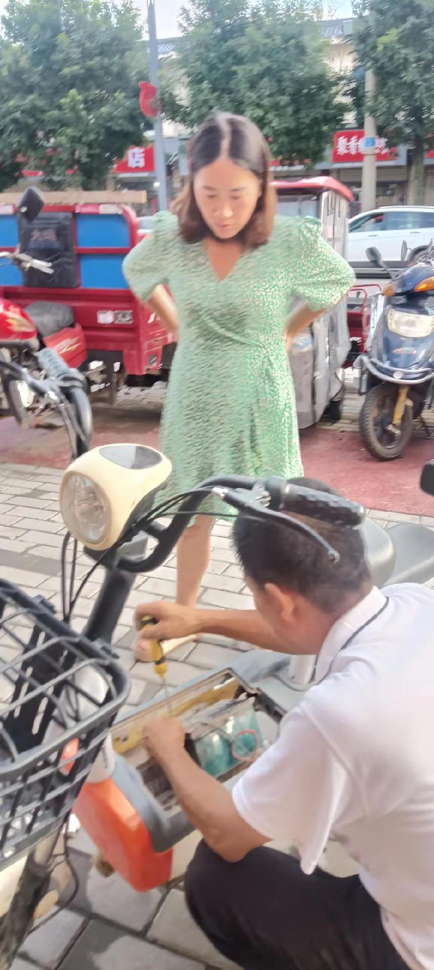 在旬邑县土桥镇鸿超电瓶检测修复中心。修复电瓶和换锂电
