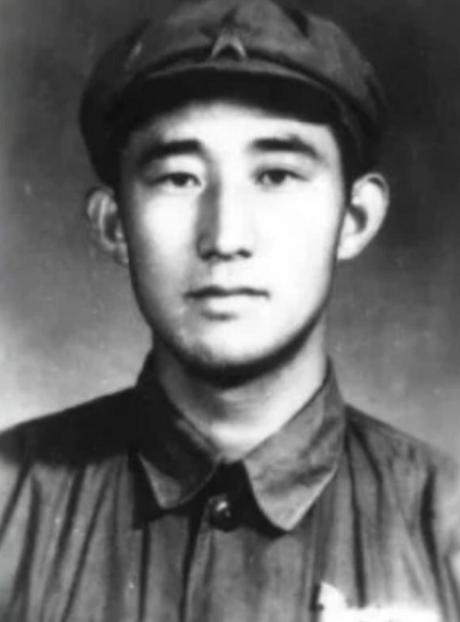 1949年，潜伏在敌人内部的地下党员吴荣森，已经引起了特务的注意，他察觉到危险，