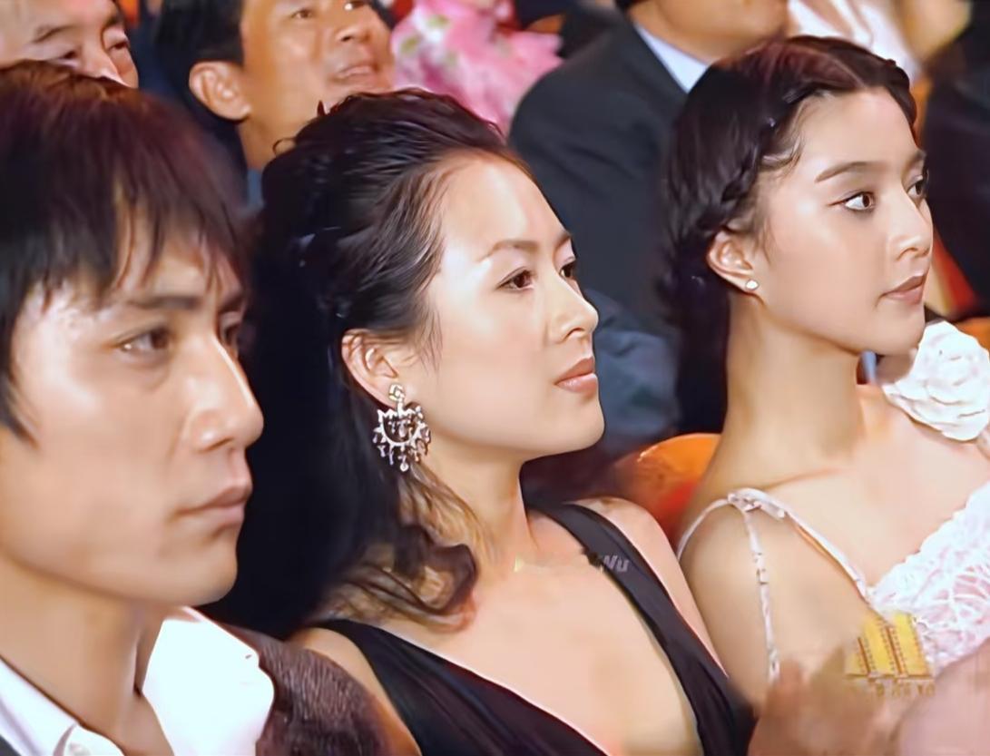 快来看呀！这都有谁？怎么都看得这么年轻呢！
原来这是二十年前的华表奖颁奖现场。当