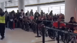 印度人把机场轮椅玩出新高度！
自从爱占便宜的印度人，发现机场可以提供免费的轮椅之