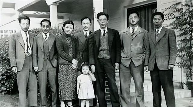 1930年，28岁的清华教授周培源，依旧单身。朋友拿给他一沓子照片：“瞧瞧，有没