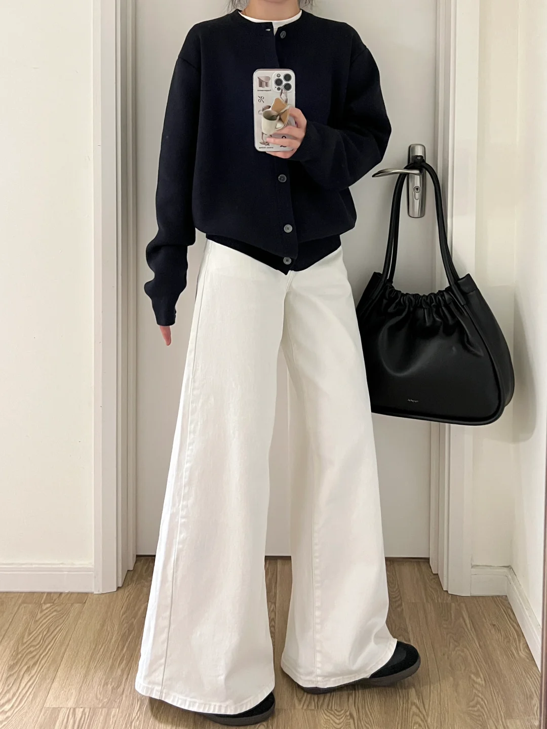 早春韩系慵懒｜藏蓝针织开衫+白色阔腿牛仔裤