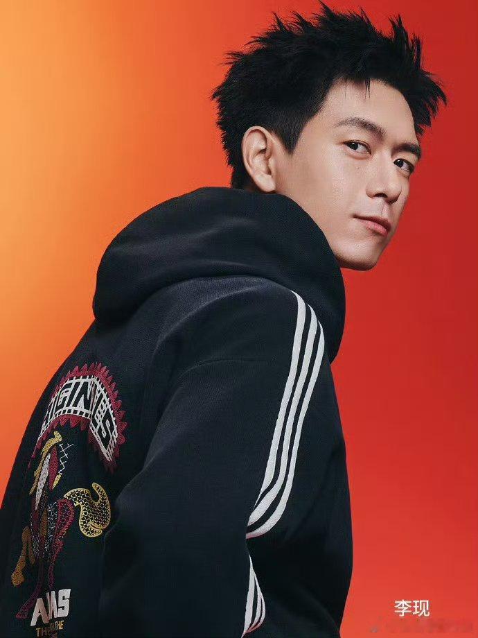 李现、何与阿迪达斯新年新广，两位帅哥红红火火🔥 