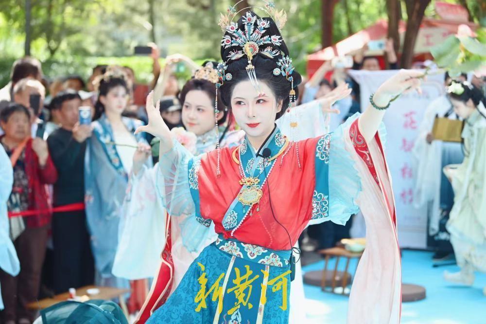 4月18日，2026千佛山“三月三”民俗文化庙会在千佛山风景名胜区拉开帷幕。活动