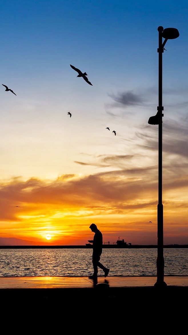 两个小时跟谁都不交谈，独自跑步也罢，写文章也罢，我都不感到无聊。和与人一起做事相