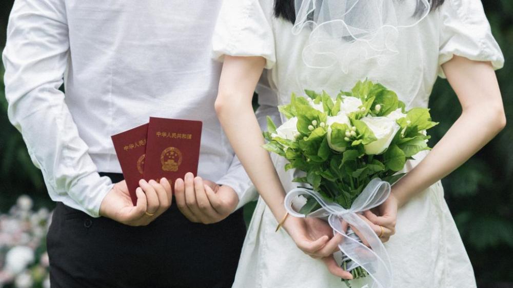 【今年七夕多个省份结婚登记量同比上涨，七夕全国结婚登记134588对】
据中国社