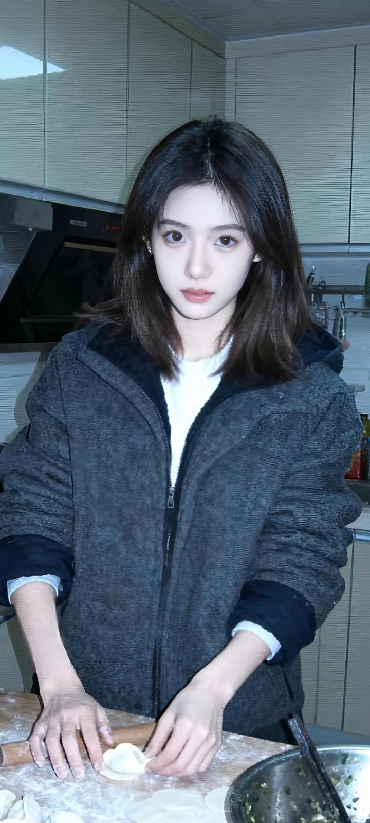 你是我疲惫生活里的英雄梦想，是我跌跌撞撞，也要奔向的远方。