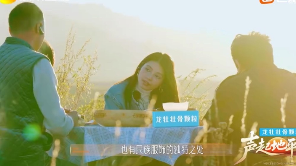 中国文化一出手就是硬控我们的中国文化一出手就能硬控所有人，阿尔巴特街口手风琴弹奏