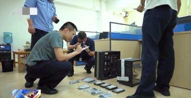 保洁员发现厕所隔间粘贴小广告，牵连出涉黄大案。
近日，广州铁路警方通过一张粘贴在