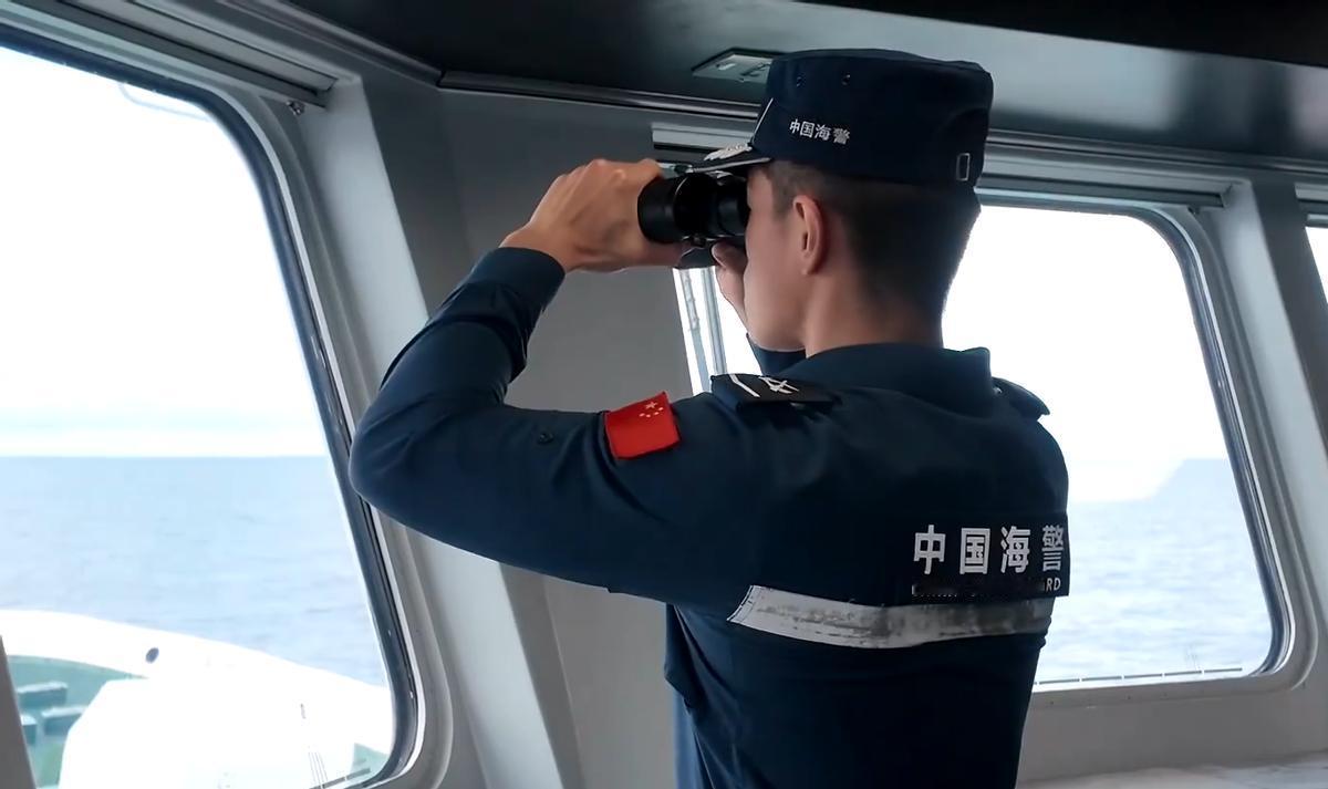 8月1日，中国海警在黄岩岛附近开展实战化演练，其中“强制拖离”科目引发外界关注，