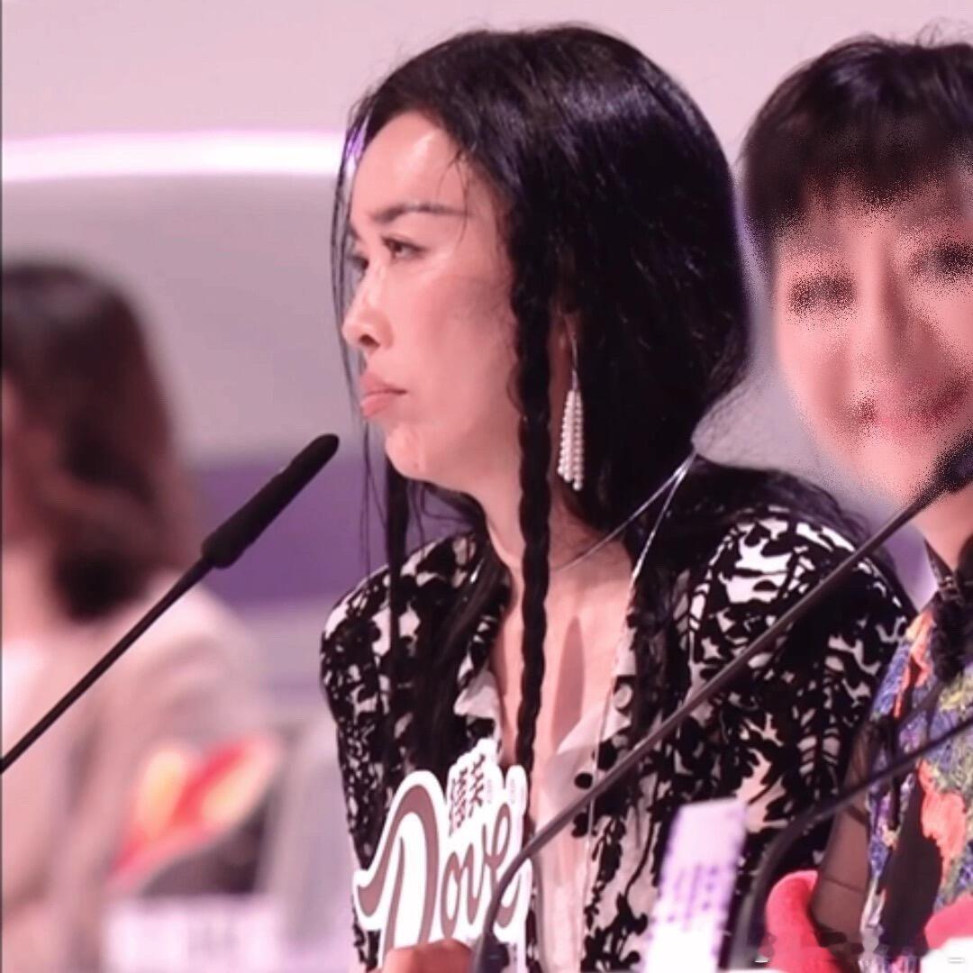 那英刚洗完头就上节目了no no no 这是湿发造型！时髦感直接拉满，妆造团队必