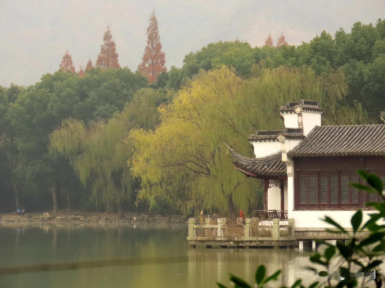 古风庭院，静享江南水乡的宁静与美丽。