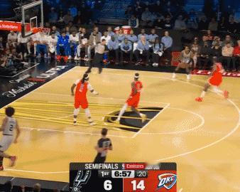 篮筐都打歪了！马刺开局三分12中0！
北京时间12月14日，马刺与雷霆的NBA杯