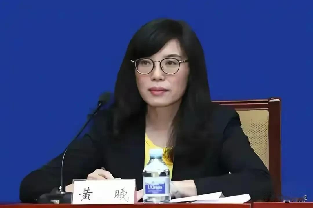 这个女人不简单，旋转门里转圈圈。
逃逸辞职收巨款，看似聪明实则贪。

黄曦，女，