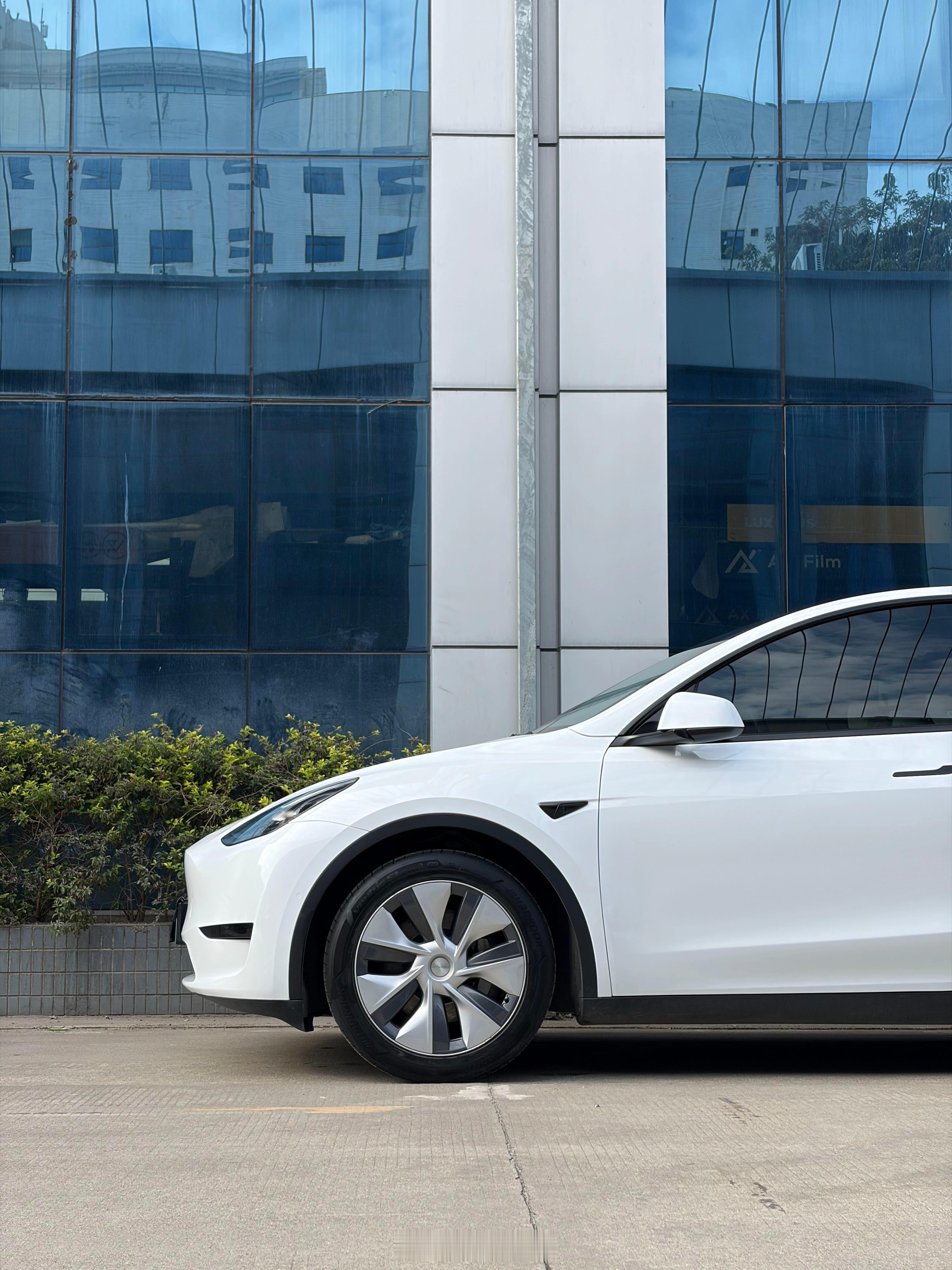 特斯拉Model Y｜珠光白纯净的珠光白✨演绎出最优雅温柔的高级感🤍汽车贴膜改