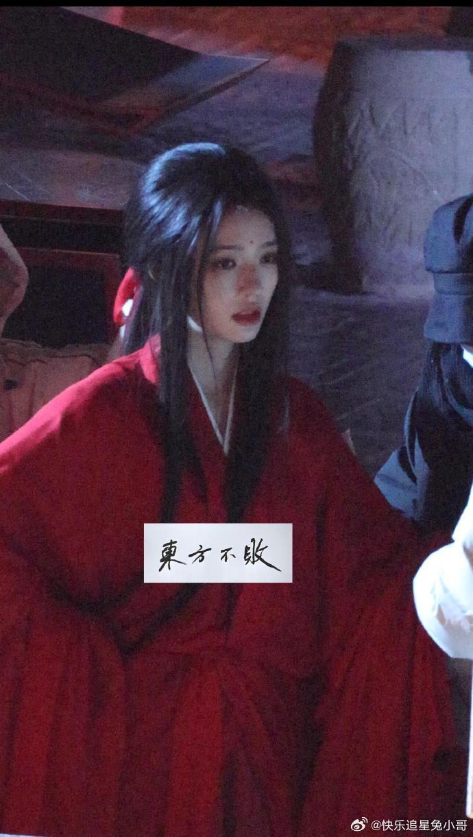 代拍给林允拍出神图了被林允温瑜红衣造型惊艳到，糊图神颜+破碎感拉满，狠狠期待正片