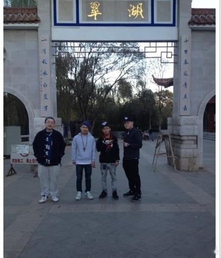有网友在盛宇微博里找到了CBLOCK和弹壳、红花会成员的大量早年合照！你惊讶了吗