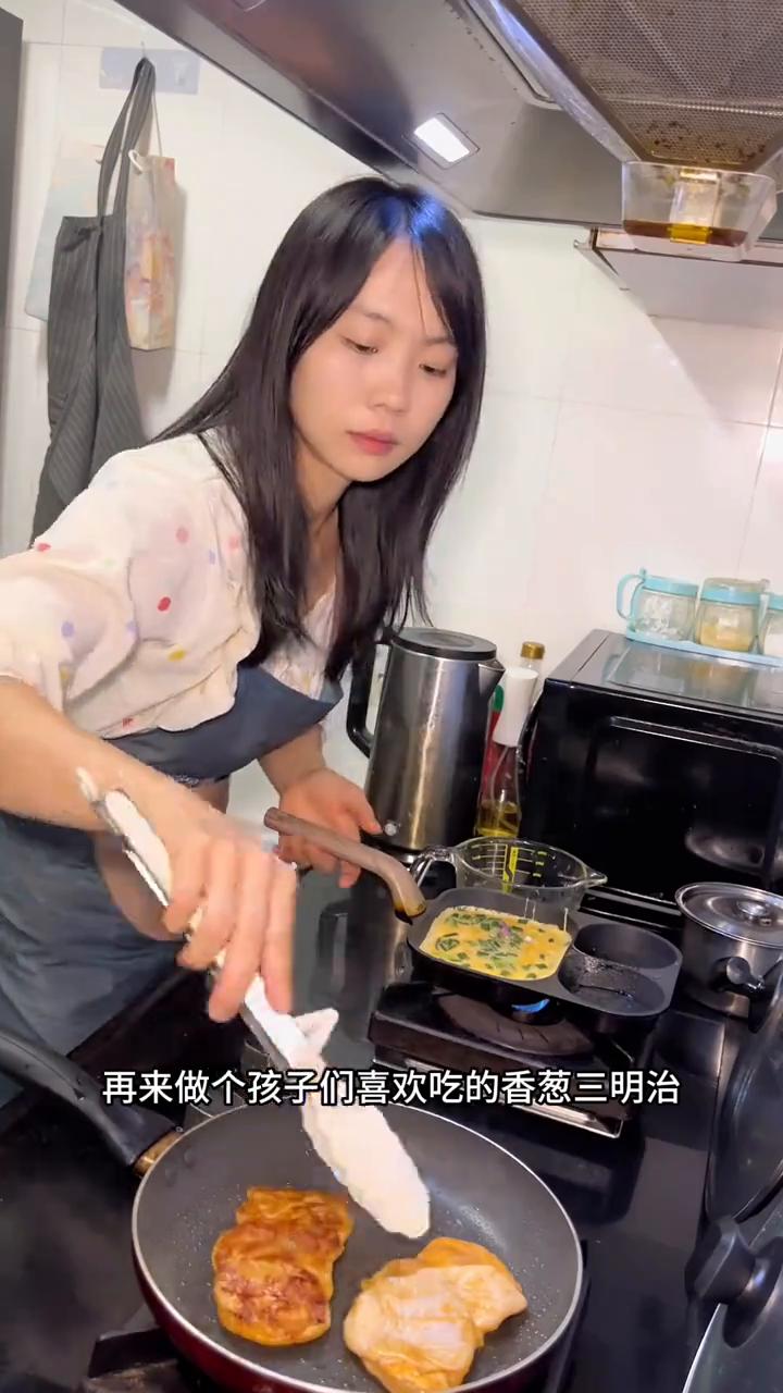带你看看22岁嫁潮汕，在深圳一拖四高能量的一天。
垂死梦中惊坐起，牛马尽是我自己