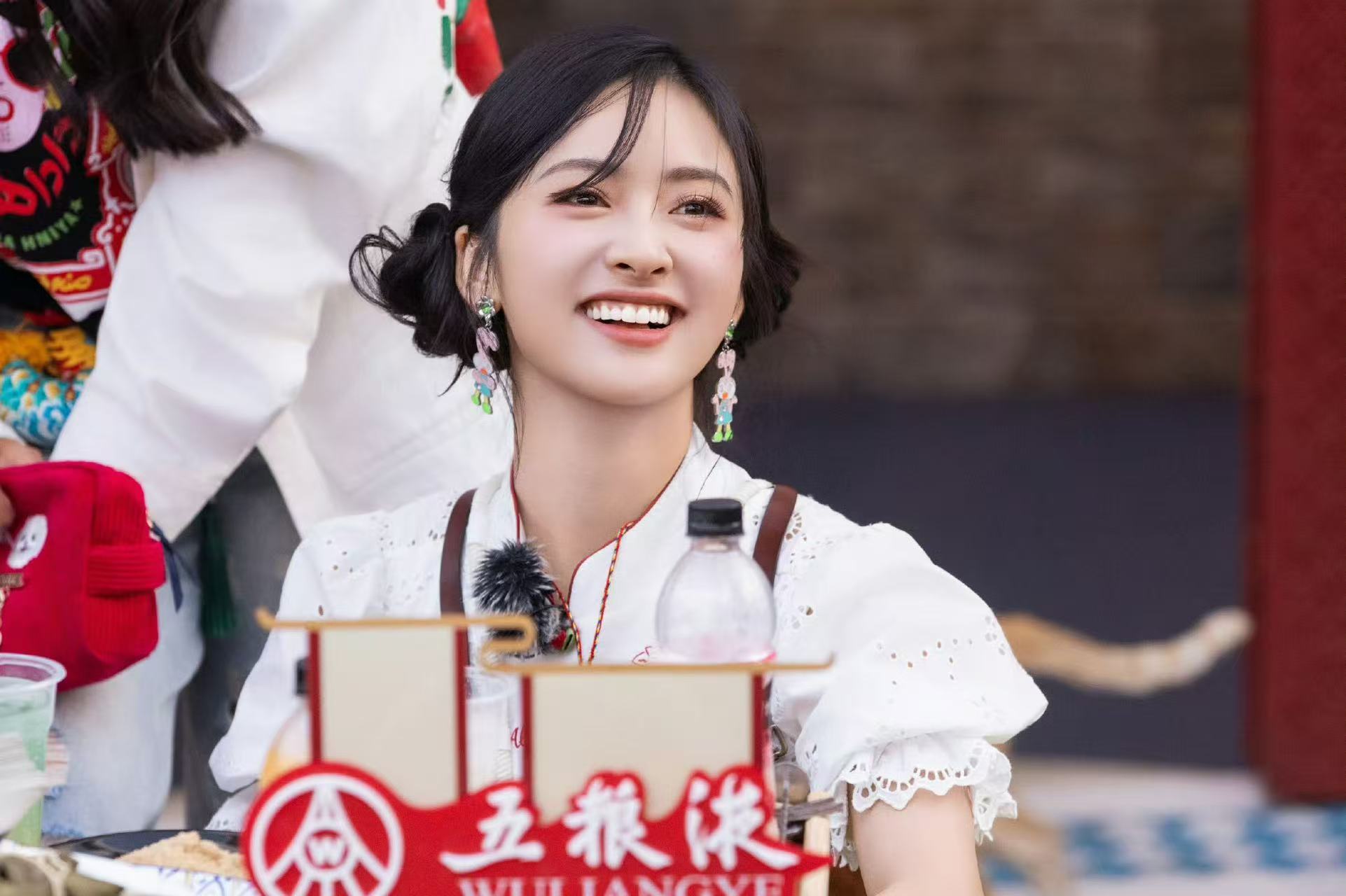 沈月双丸子头新中式沈月湘妹子和小炒黄牛肉的适配度沈月湘妹子和小炒黄牛肉的适配度，