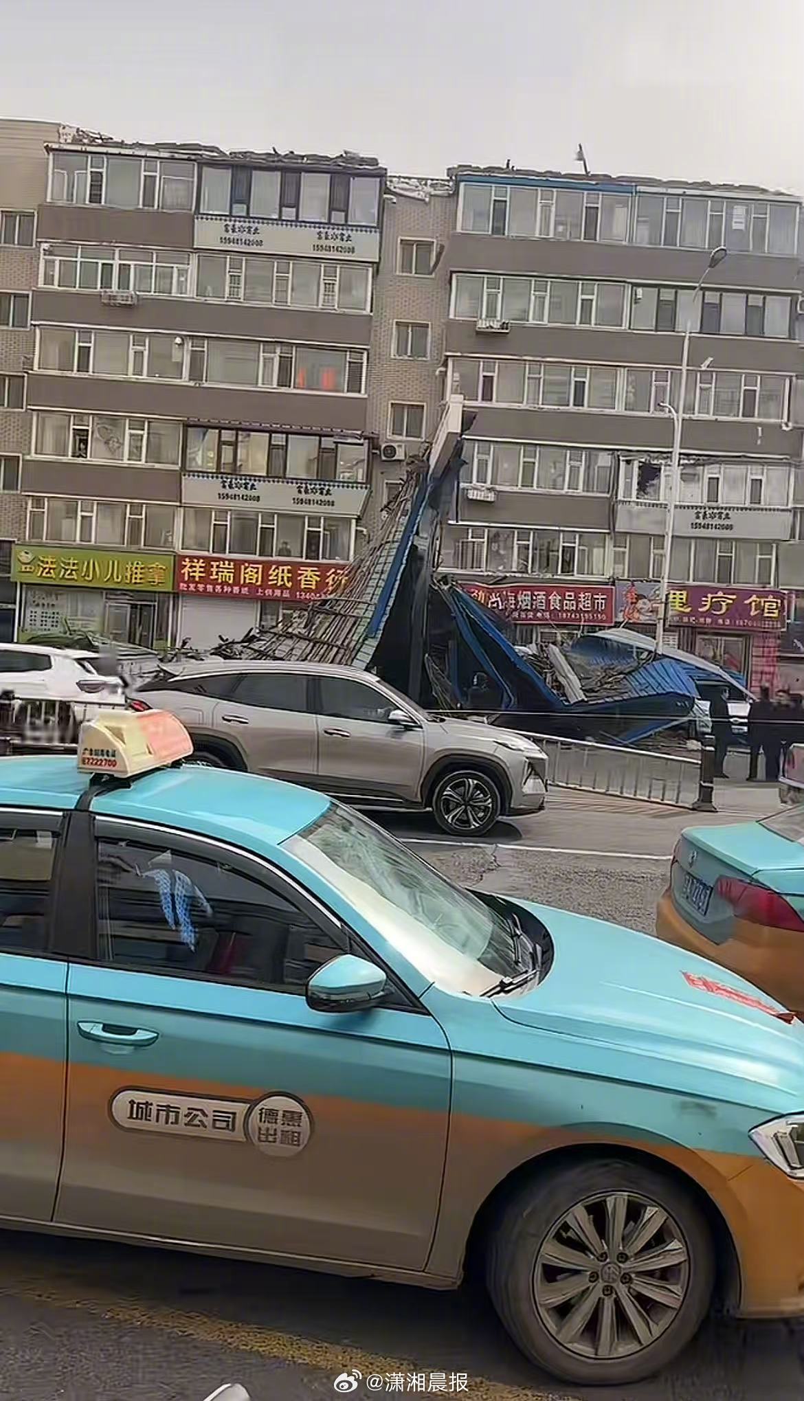 【长春一#老楼楼顶疑被大风掀开砸中多台车#】#多方回应楼顶疑被风掀开砸中多台车#