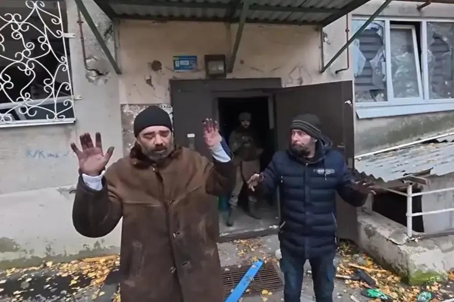 红军城“平民伪装者”事件：军装与人性的双重拷问
 
在俄乌冲突的硝烟笼罩下，红军