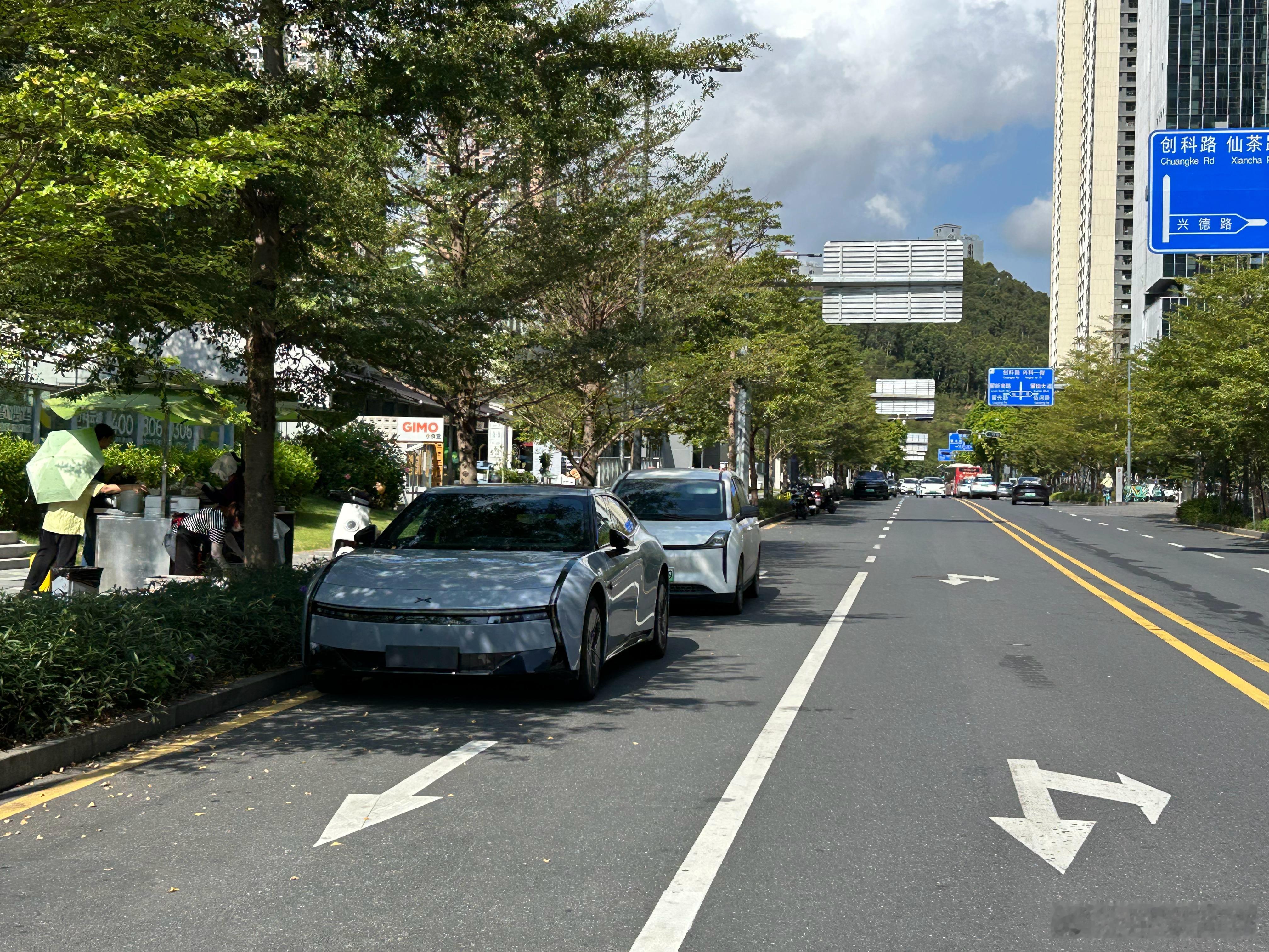 全新小鹏 P7 交付后，路上越来越常见了。这台车看图和在路上看实车完全是两种感觉