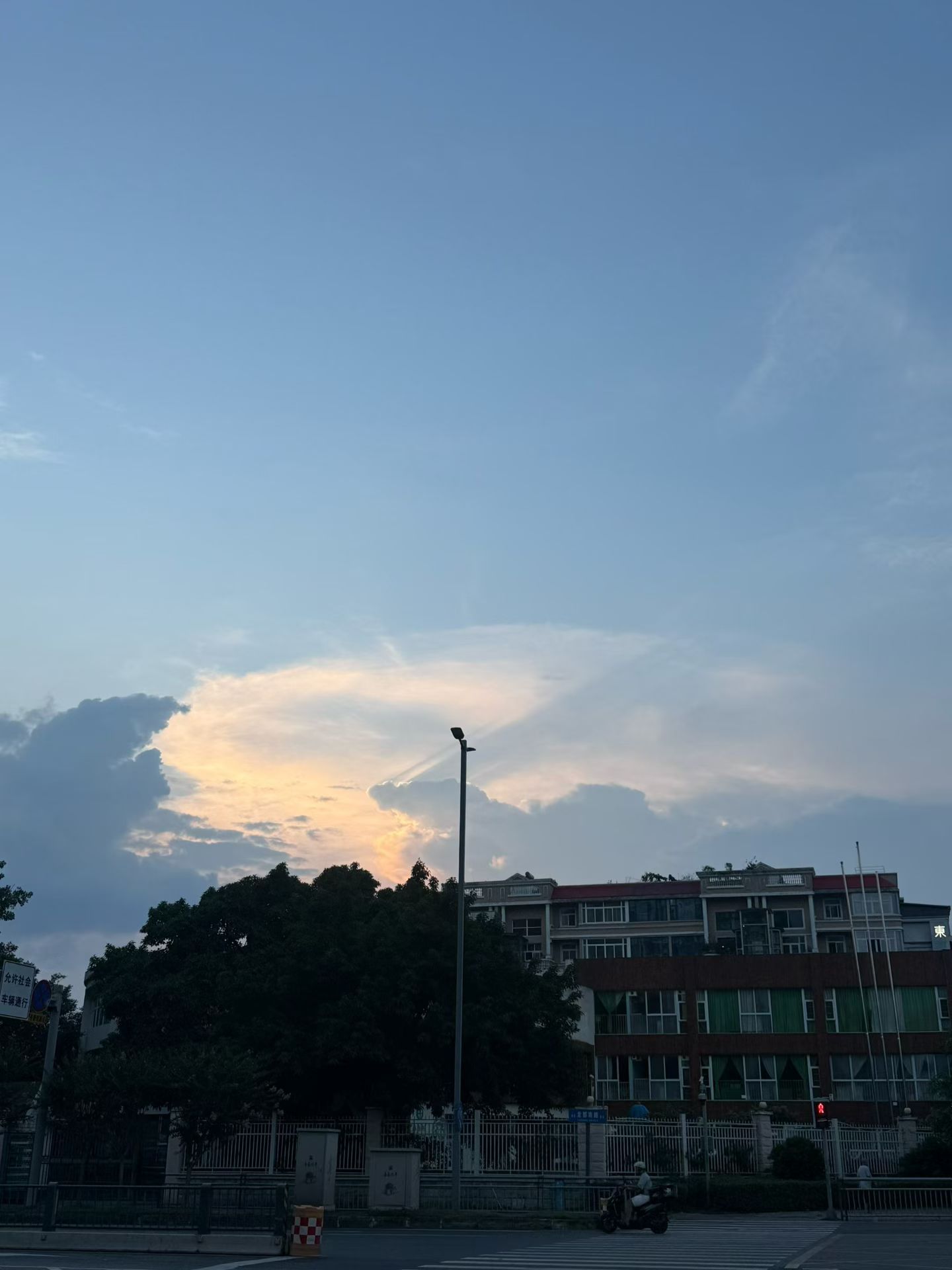 今天的风很温柔。骑车的感觉也很好至少这一刻世界是我一个人的🌇 