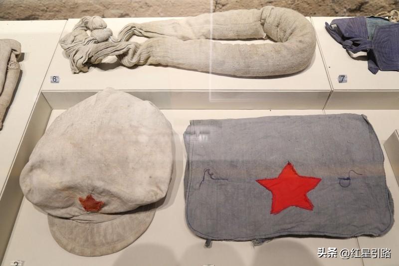 长征途中，红军面临着重重困难。他们穿越15个省区，渡过30条河流，跨越20座山脉