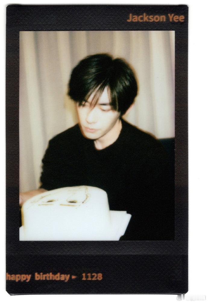 易烊千玺画生日蛋糕 易烊千玺画的25岁生日蛋糕，自画像耶易烊千玺画的25岁生日蛋