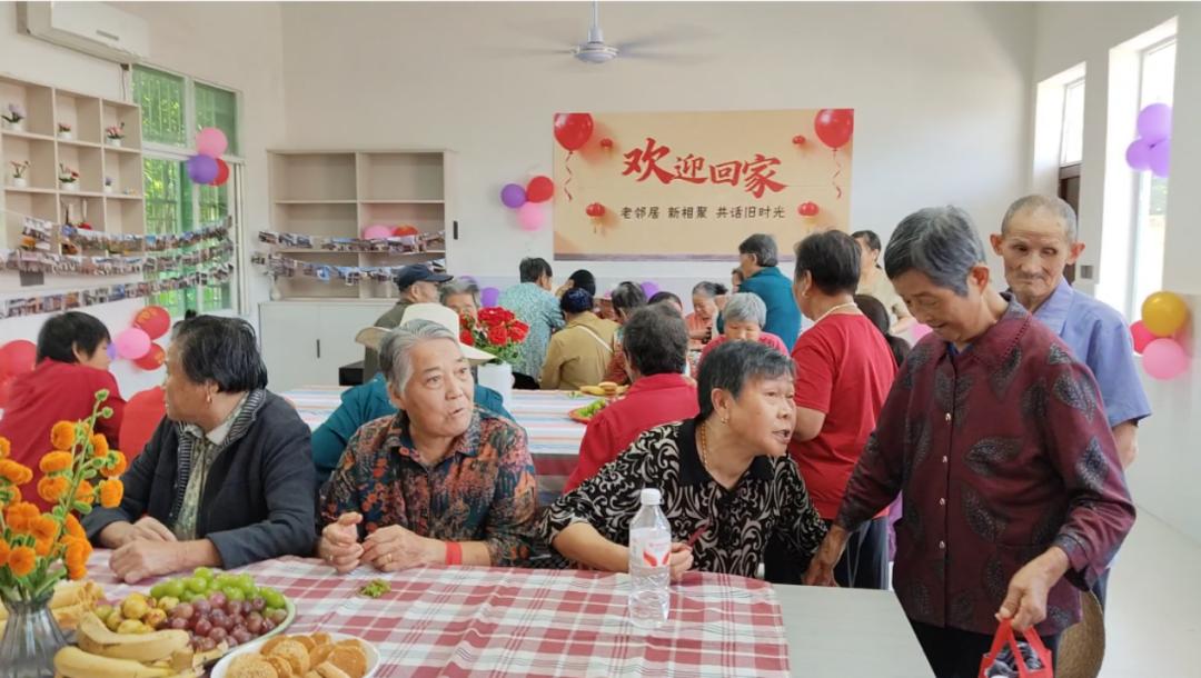 因大量不自觉老年人不仅专挑上下班高峰期出行，与年轻人争抢座位，而且对因疲劳不肯让