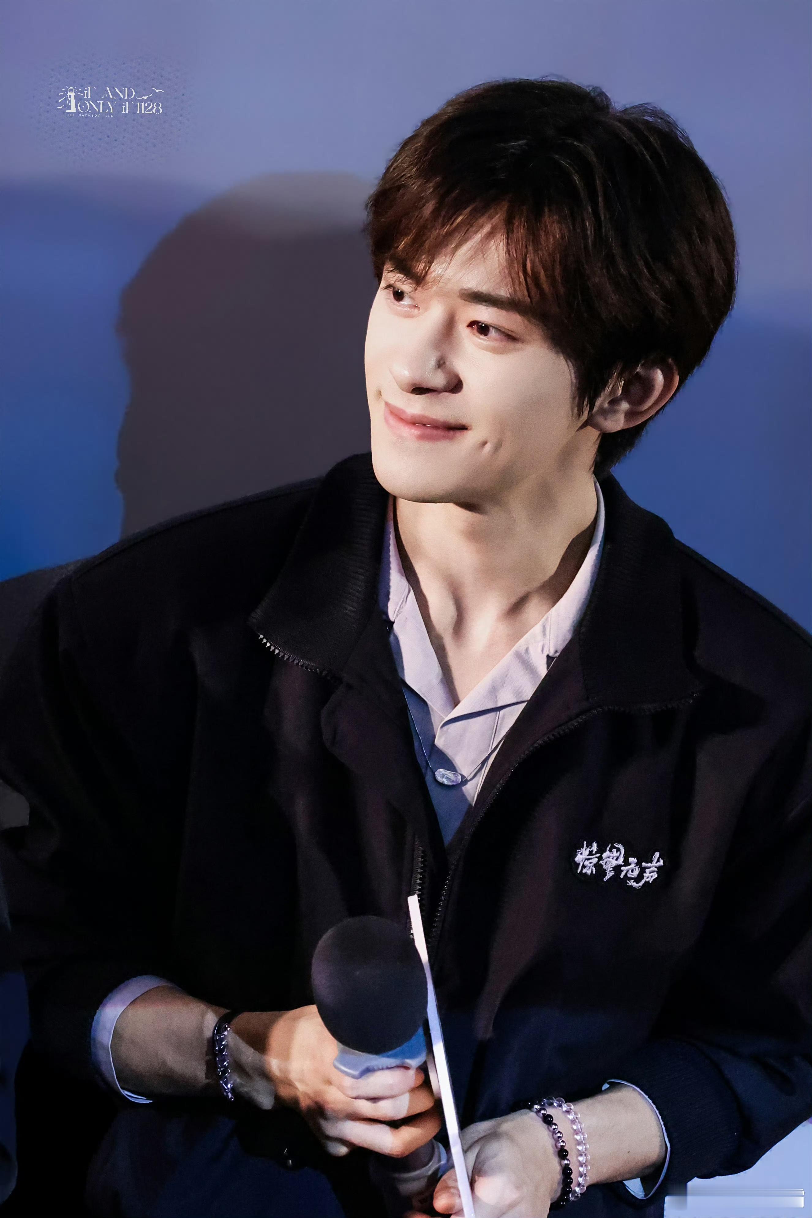 易烊千玺笑得人心都化了救命！易烊千玺听完小朋友的话，笑得温柔又治愈，小朋友要把惊