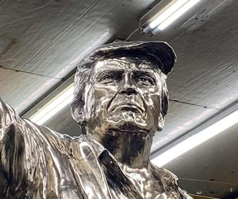 特朗普金像惊现“火鸡颈”，遭金主投诉 发型难搞定让雕刻家崩溃！
 
据外媒报道，