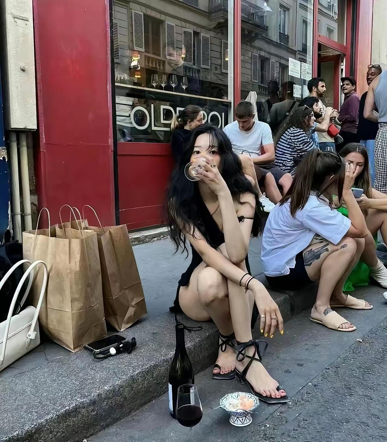 瞅了一下，这脚最少穿43码鞋子[灵光一闪][灵光一闪]