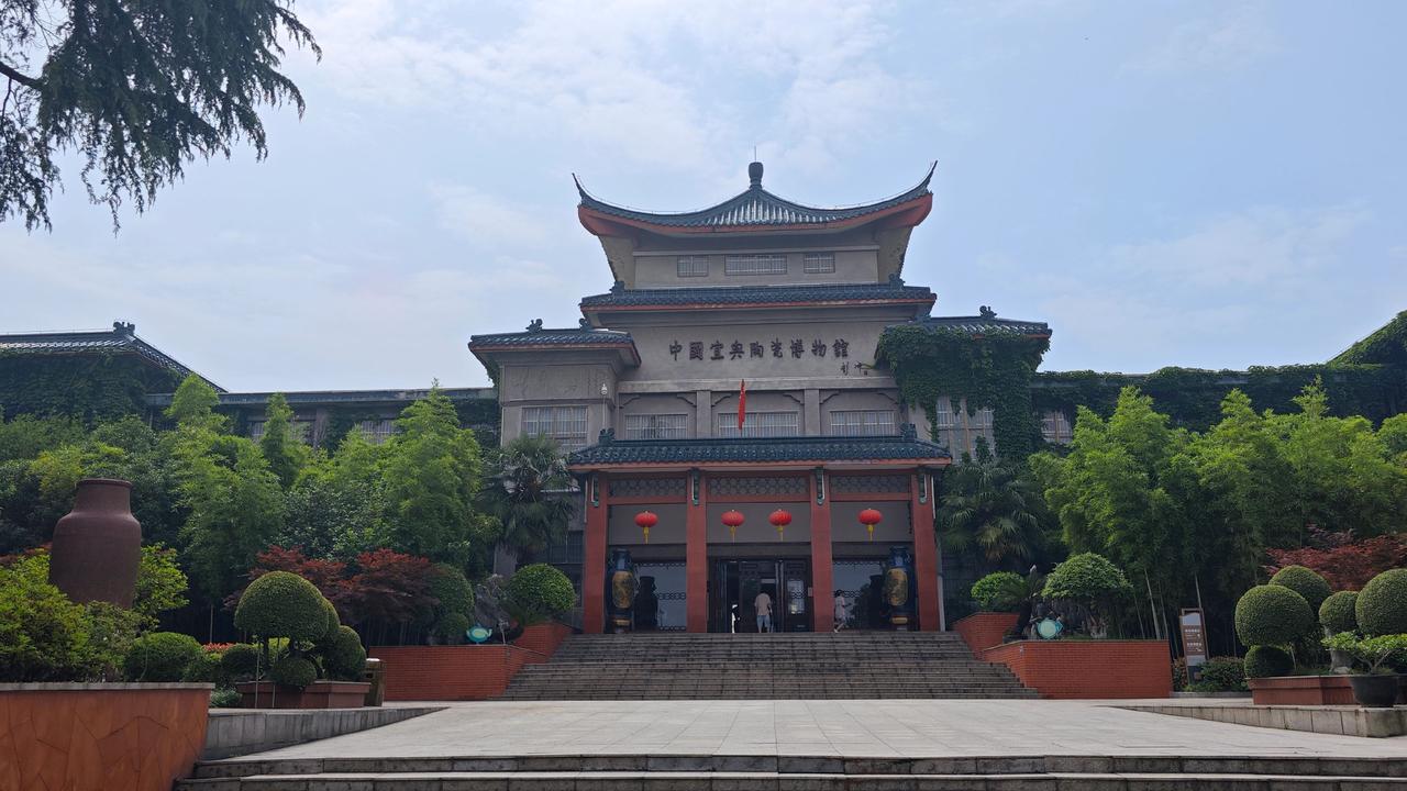 走进中国陶瓷博物馆，才算真正触碰到景德镇流淌千年的瓷脉。这里不只是陈列器物的展馆