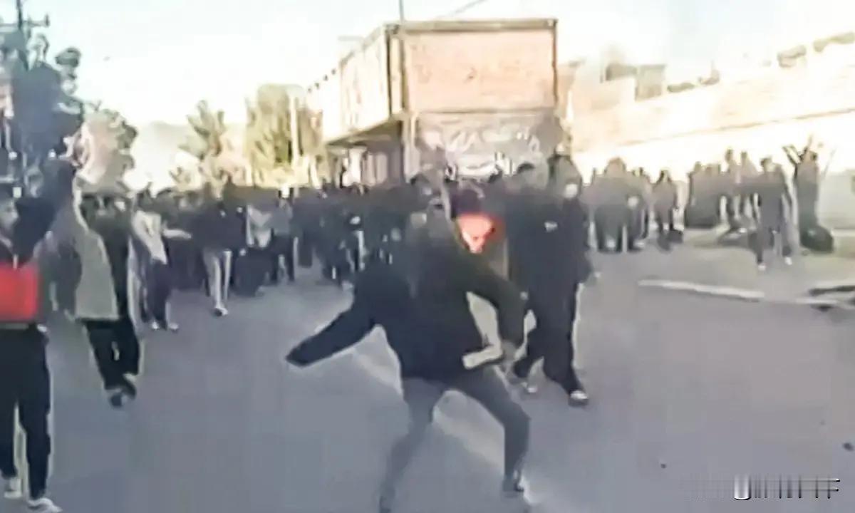 伊朗反独裁示威加剧多人丧生，特朗普放话：残酷镇压就出兵支持抗议者

来源:凤凰飞