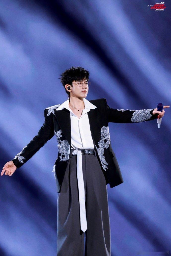 张杰张杰舞台的故事从这片树叶启程 树叶与星海的碰撞！张杰澳门跨年演唱会舞台概念，