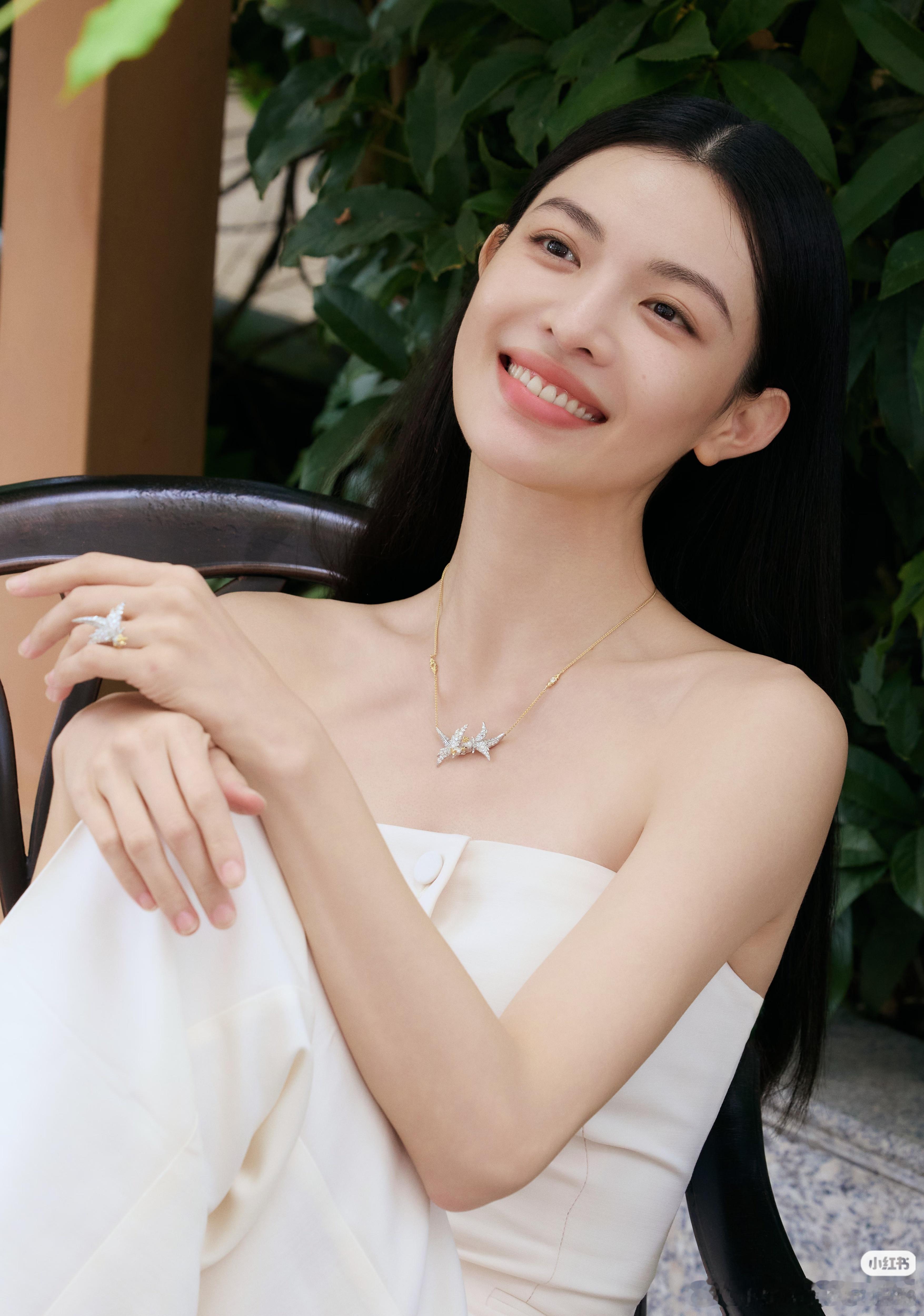 养眼姐妹组合上线，钟楚曦曾沛慈贴贴自拍，留存珍贵的同框回忆钟楚曦曾沛慈贴贴自拍钟
