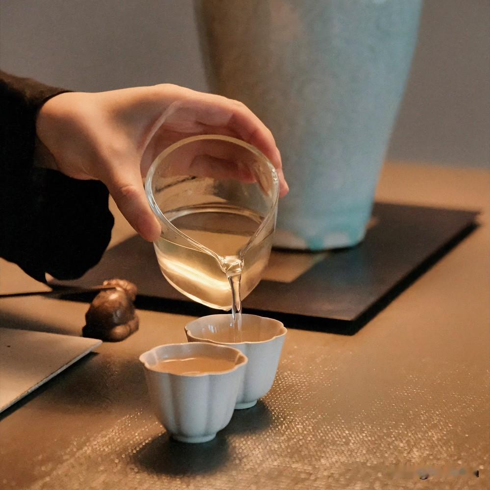 《茶烟晤境·排律体》
水汽茶烟漫小轩，喧尘碎尽意悠然。
知己围炉言世态，清谈涉远