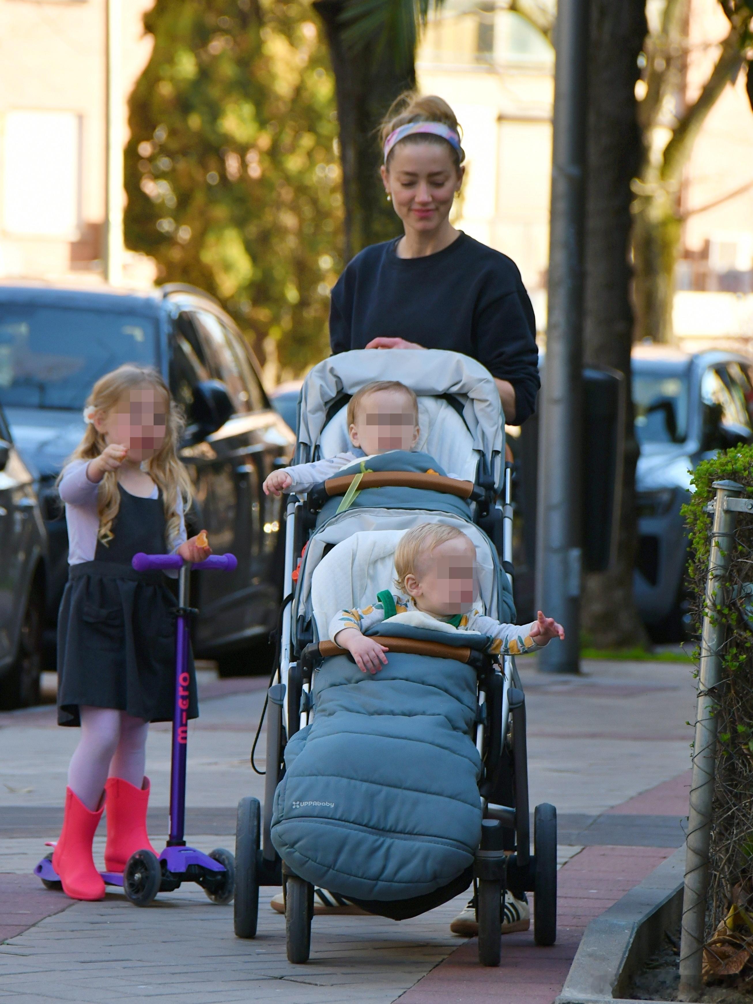 amber heard艾梅伯希尔德带着三个娃Oonagh、Agnes和Ocean