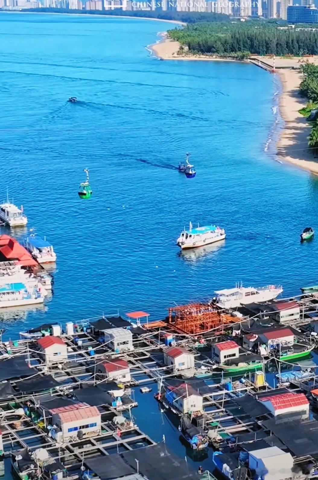 🚗驱车沿海南环岛高速，约三小时的车程，便能穿越城市的喧嚣，抵达这个被海水轻吻的