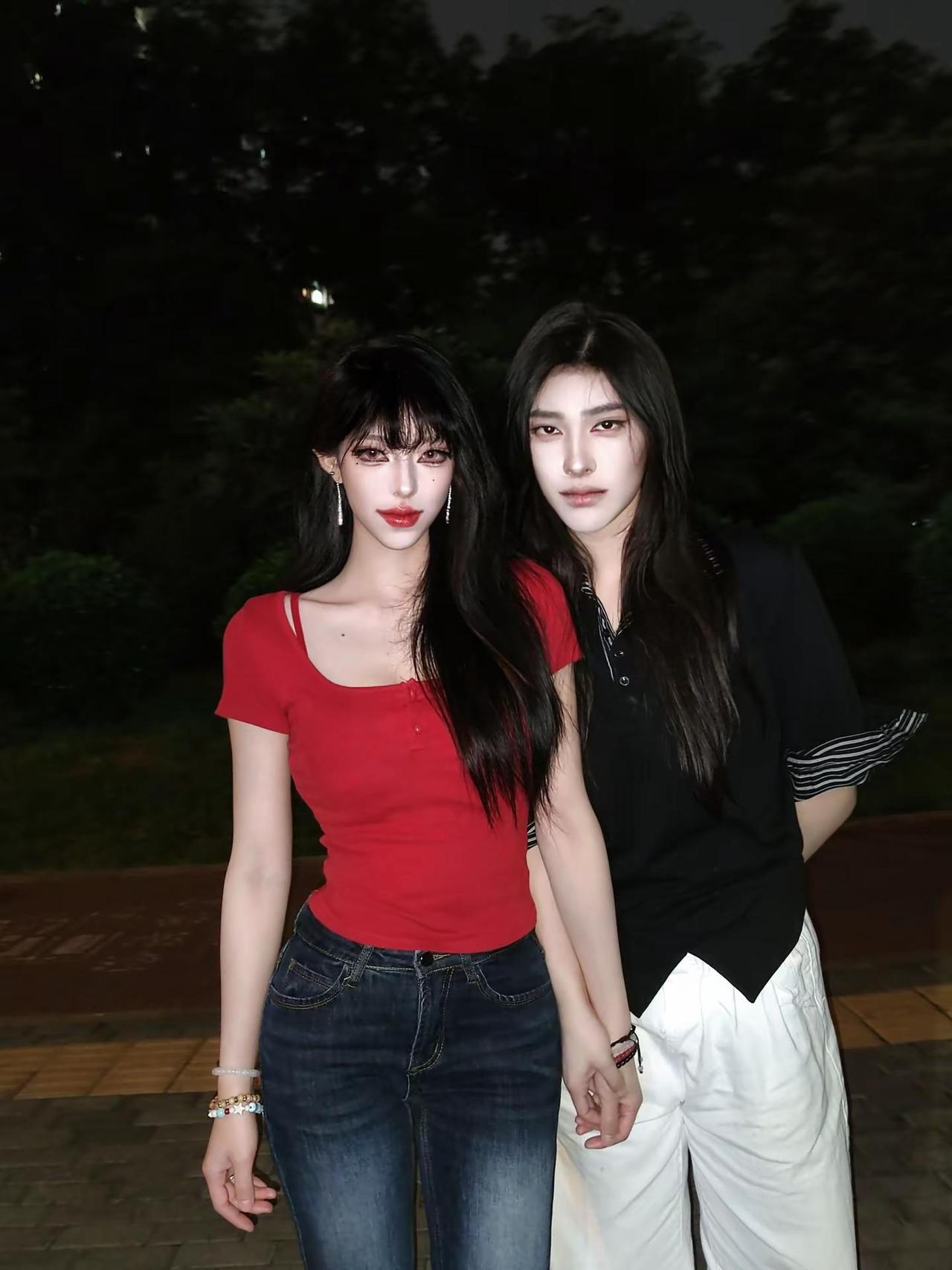 一个人很寂寞另一个很洒脱。闺蜜穿搭 双人穿搭