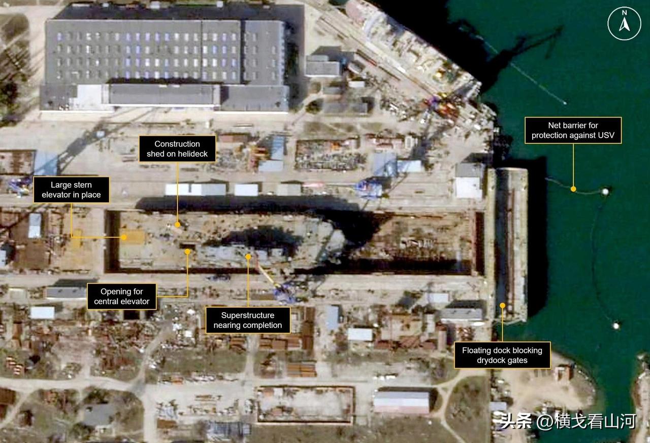 俄罗斯海军23900型直升机航母正在建造
 
作为俄解体后最大吨位水面舰，满排标