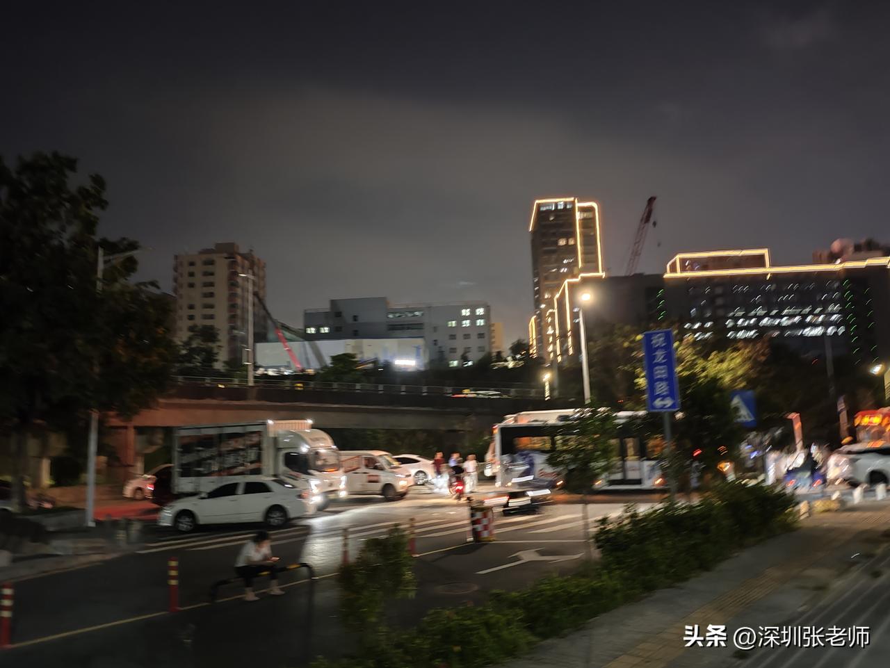     清醒回首处，世事皆炎凉
  渐渐悟透了，与其倾诉心声，不如保持缄默；与其