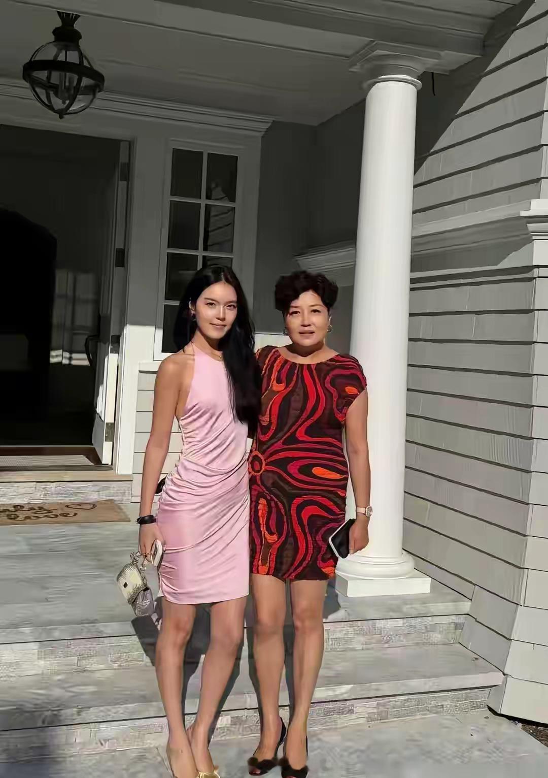 李咏遗孀哈文和女儿，在美国的大房子前合影，女儿法图麦已经1米7多，又高又漂亮，母