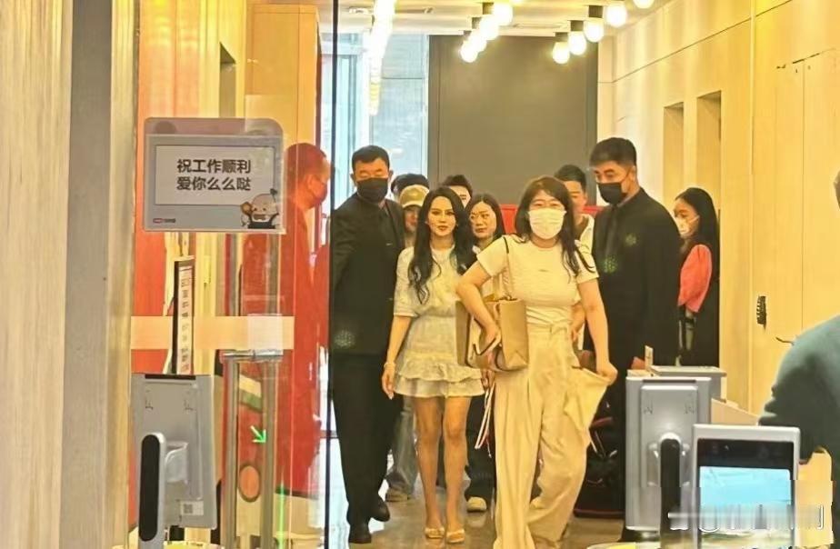 伊能静出席活动！她的腿紧致细直，就像二十多岁的小姑娘，让人难以置信她已经56岁了